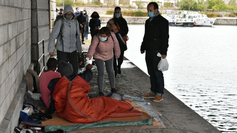 À Calais, on verbalise qui donne du pain à ceux qui ont faim